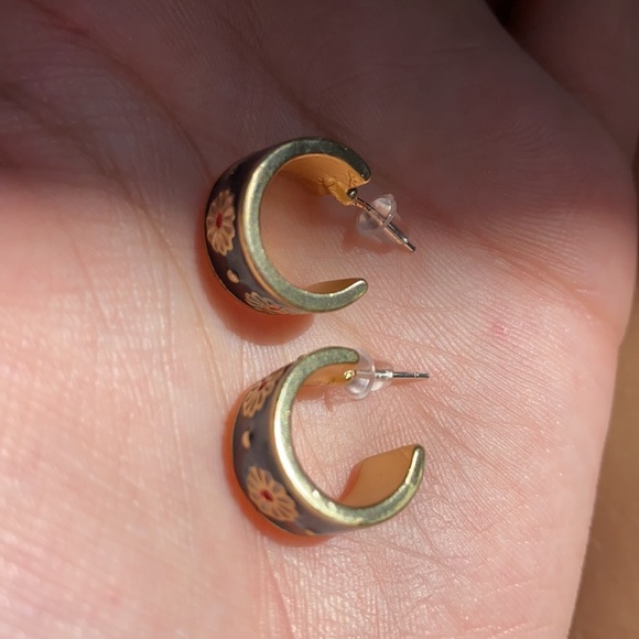 💍Gold SS Plated Flower Enamel Earrings 💍 - Picture 4 of 5